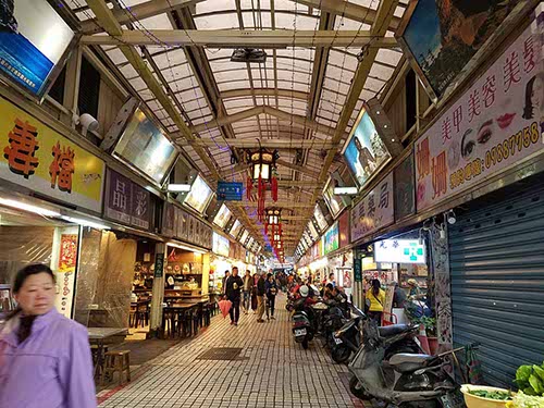 Huaxi Night Market and Snake alley