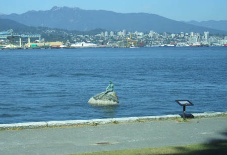 Statue in Bay